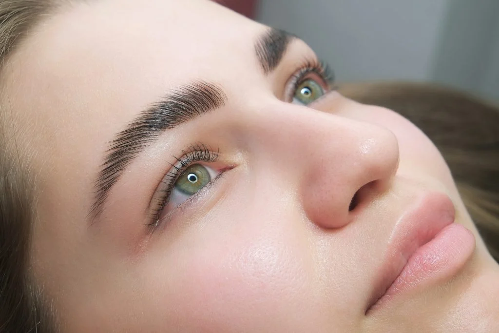 How Long Do Eyebrows Stay Red After Waxing